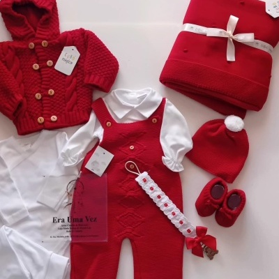 Conjunto de roupa de bebé vermelho e branco com casaco, jardineiras, manta e acessórios