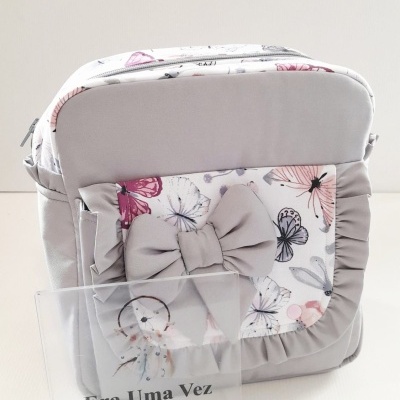 Bolsa para bebé cinzenta com padrão de borboletas e laço frontal