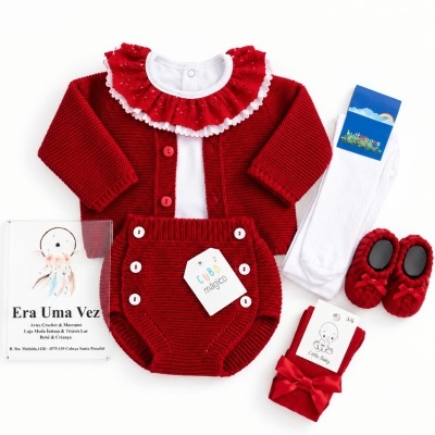 Conjunto de bebé vermelho com casaco, body, cueiros, meias e sapatos e acessórios com etiquetas visíveis