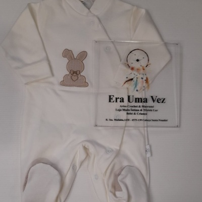 Macacão branco para bebé com desenho de coelho castanho e placa acrílica com texto da loja