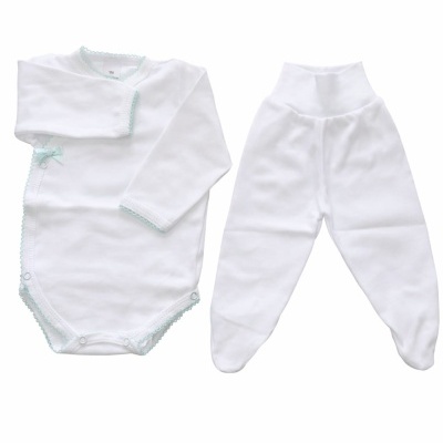 Conjunto branco de roupa para bebé com body de manga comprida e calças com pezinho