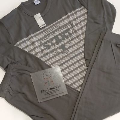 Pijama cinza com padrão de riscas e texto 'SHARK', etiqueta 'DESANA' e cartão 'Era Uma Vez'.