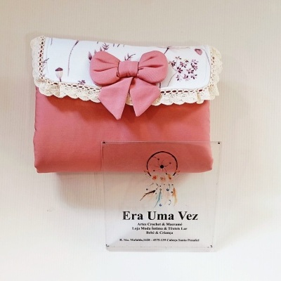 Carteira rosa com laço e aba branca estampada com flores roxas e renda bege