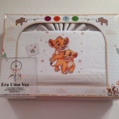 Toalha branca para bebé com ilustração de leões bebés e embalagem decorada