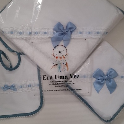 Conjunto de têxteis brancos para bebé com bordados e laços azuis e etiqueta Era Uma Vez