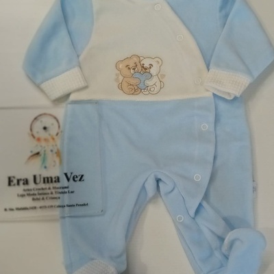 Macacão de bebé azul claro e branco com bordado de ursinhos