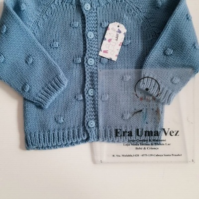 Casaco de malha azul para bebé com botões e pompons
