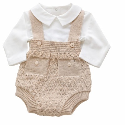 Macacão de bebé branco com calções de malha bege e detalhes texturizados