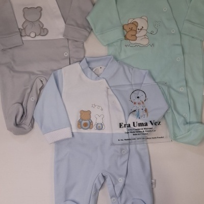 Macacões de bebé em algodão cinzento, azul claro e verde água com estampados de ursos e botão frontal.