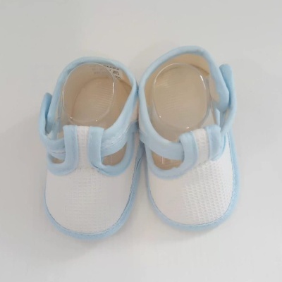 Sapatinhos de bebé brancos com azul claro e fecho de velcro