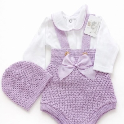 Conjunto de roupa de bebé branca e lilás com ranita e gorro de malha