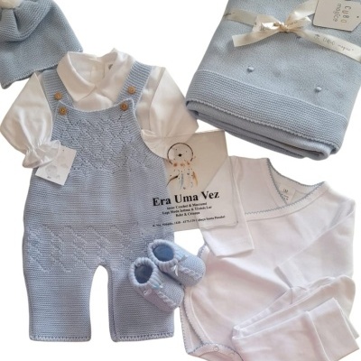 Conjunto de roupas de bebé azul claro e branco com manta e etiquetas de marca