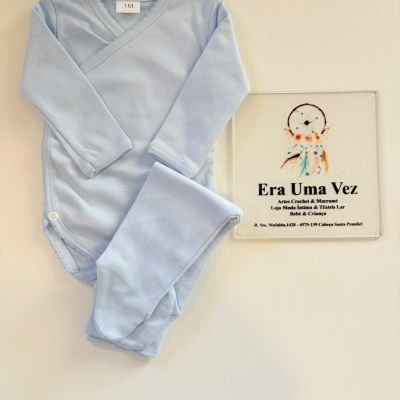 Conjunto azul claro para bebé tamanho 1M e placa com texto Era Uma Vez