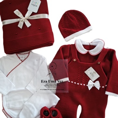 Conjunto roupa bebé vermelho e branco com manta Cubo Mágico