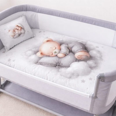 Berço cinza e branco para bebé com estampa de ursinho a dormir e almofada correspondente