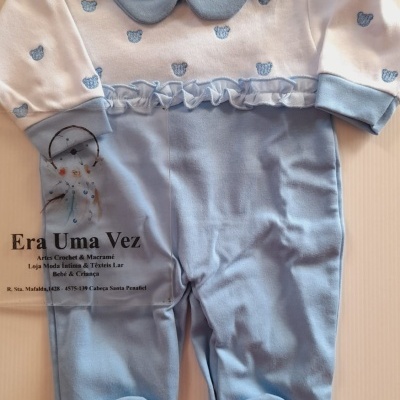 Macacão de bebé azul e branco com desenhos de ursinhos e colarinho azul.