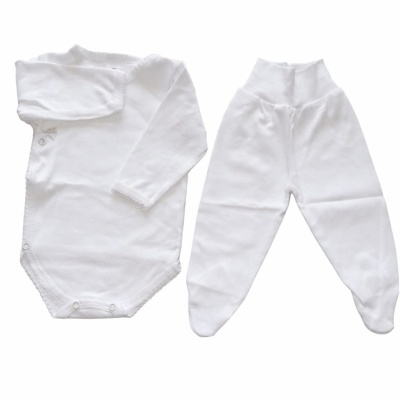 Conjunto de roupa de bebé branco com body e calças com pezinho