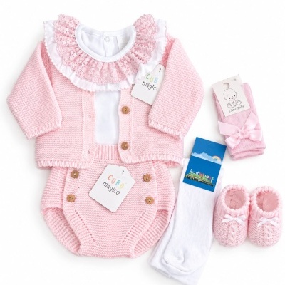 Conjunto de roupa de bebé rosa com casaco, body, tapa-fraldas, meias e sapatinhos