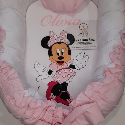 Ninho de bebé branco e rosa com imagem da Minnie Mouse e nome Olívia