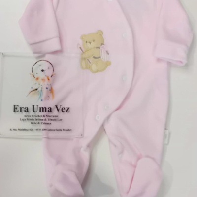 Pijama rosa claro para bebé com bordado de ursinho e botões frontais.