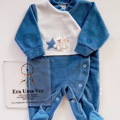 Pijama de bebé azul e branco com ursinho estampado e fecho de mola