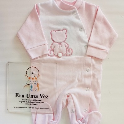 Macacão de bebé rosa e branco com bordado de ursinho e botões de pressão