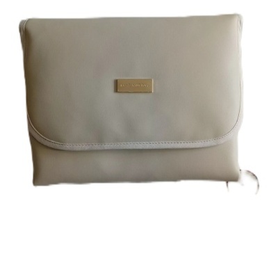 Bolsa de mão bege com placa metálica made with love