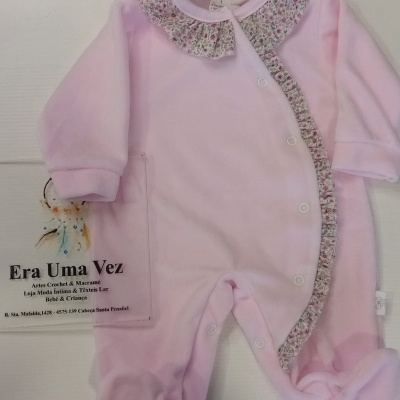 Pijama cor-de-rosa para bebé com folhos florais no colarinho e botões de pressão.