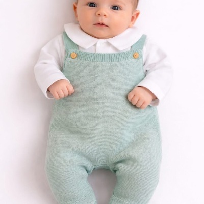 Bebé de macacão verde-água de malha e body branco com gola