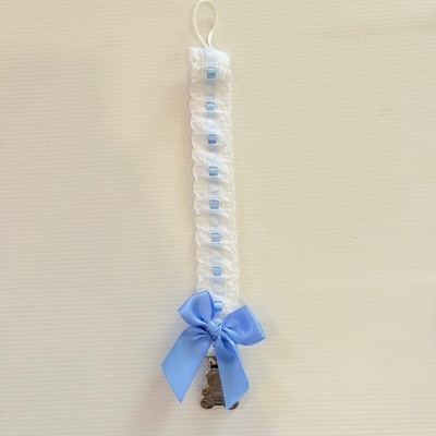 Cordão branco com renda, fita azul e laço azul com clip metálico