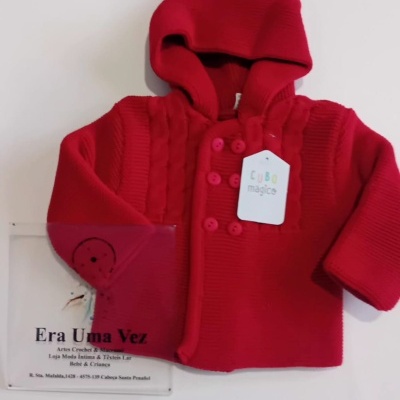 Casaco de malha vermelho para bebé com capuz e botões