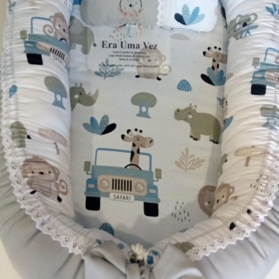 Ninho para bebé com estampa de animais da selva e veículos em tons cinza e azul
