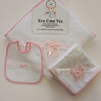 Conjunto de bebé branco com bordas rosas e detalhes em renda e laços cor-de-rosa