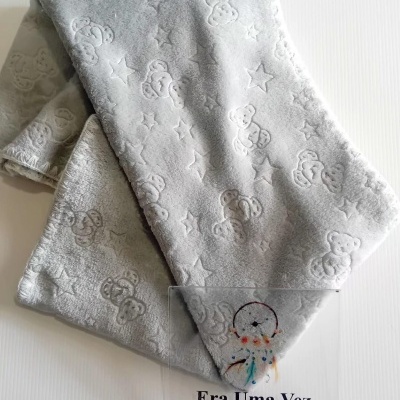 Toalha cinzenta clara com padrão de ursos e estrelas em relevo