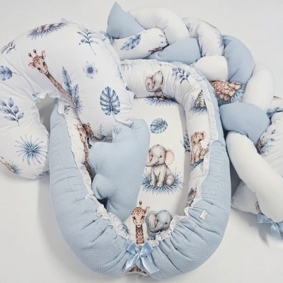 Conjunto para bebé azul e branco com estampado de animais e almofadas trançadas