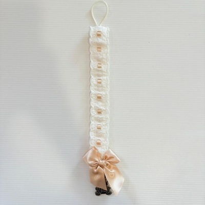 Suspensorio branco com fita rosa e laço