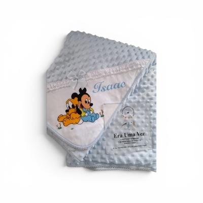Manta azul com textura, renda, laço e ilustração de Mickey e Pluto com nome Isaac.