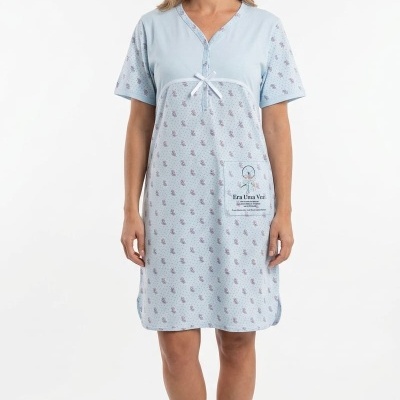 Camisola de dormir azul-claro com padrão floral e bolso com texto Era Uma Vez