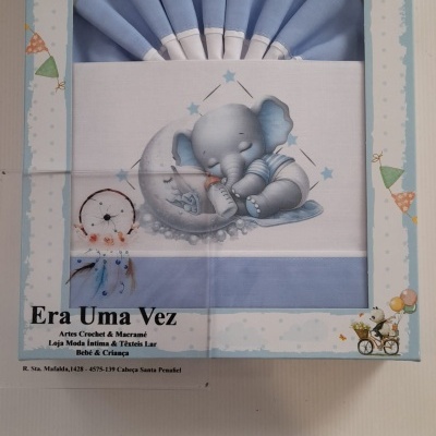 Conjunto têxtil azul claro para bebé em caixa com ilustração de elefante e texto Era Uma Vez