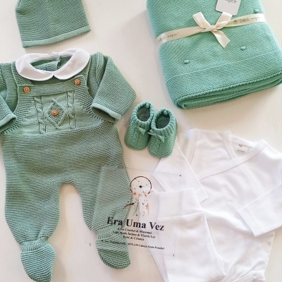 Conjunto de bebé verde em malha com mantinha e roupa branca