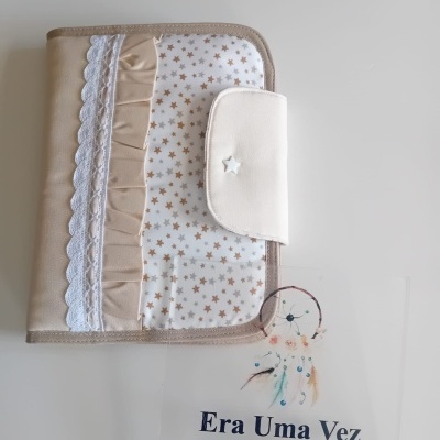 Capa protetora para cadernos ou agendas em tecido bege com estrelas e renda
