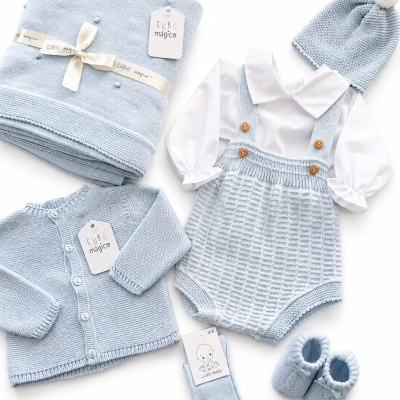 Conjunto bebé azul claro com manta, casaco, body, gorro, meias e sapatinhos