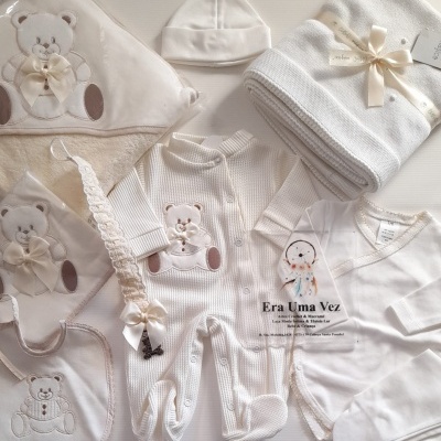 Conjunto de roupa e acessórios para bebé branco com ursinhos bordados