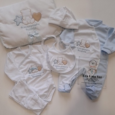 Conjunto de roupa de bebé branco e azul com bordados de ursinho e estrelas
