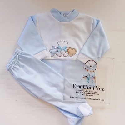 Conjunto de roupa de bebé azul claro e branco com bordado de ursinho e saco transparente