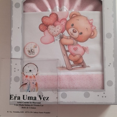 Pano de bebé rosa com estampa de ursinho e balões em embalagem branca com texto Era Uma Vez