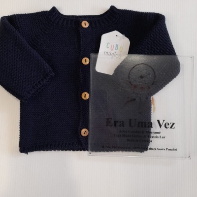 Casaco de malha azul escuro para bebé com botões de madeira e etiquetas visíveis