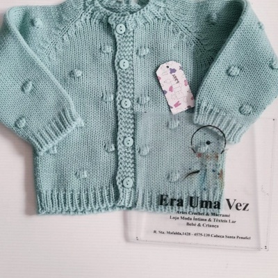 Camisola de malha azul claro para bebé com botões e pequenos pompons