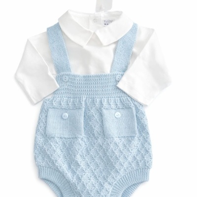 Conjunto de bebê com camisa branca e jardineira azul clara de malha