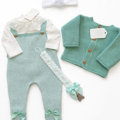 Conjunto de roupa de bebé verde água com camisola branca e acessórios